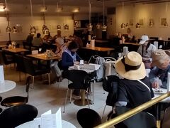 隣にあるアカデミア書店2Fのカフェ・アアルト。

映画「かもめ食堂」ロケ地。
ガッチャマンの歌が頭の中で響いてきた。