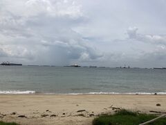 はい、お金をかけない旅行は海岸と公園へ。
イースト・コースト・パーク（East Coast Park）
土日は混むというので金曜に来ました。泳ぐ海ではないみたい。
サイクリングするつもりでしたが、借りる場所が見当たらず。暑くて断念。
Marine Parade　て駅も付近にありました。
