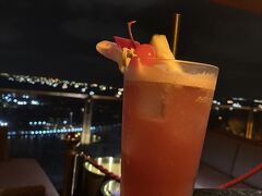 わー。ついにマリーナベイサンズのバーに来ました！（CÉ LA VI Singapore）
そしてシンガポールスリングです。

甘かった。。