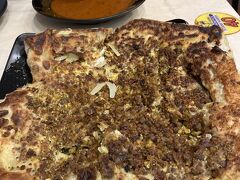 お昼はインド系レストラン
地元の人々に大人気。写真手前は、ムルタバ（Murtabak）。サイズが選べて、小さいほうから二番目のを頼みましたがすごいお腹いっぱい。。10ドルくらい
奥はチキンビリヤニ。こちらも超美味しかった。