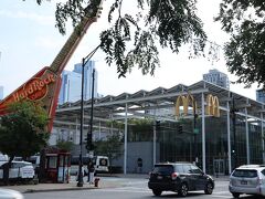 ポーティロスの道を挟んだところに巨大マクドナルドがあり、ググったらフラッグシップ店とのこと。