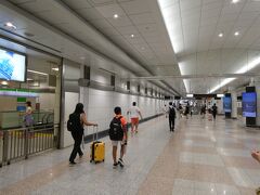 成田国際空港の第2ターミナル駅に到着。今夕の宿はホテル日航成田。ホテルが運営している無料送迎バス乗り場に向かいます。