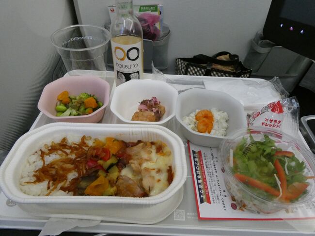 離陸してから1時間余が経過し、昼食が出てきました。飲み物は白ワインを選択。