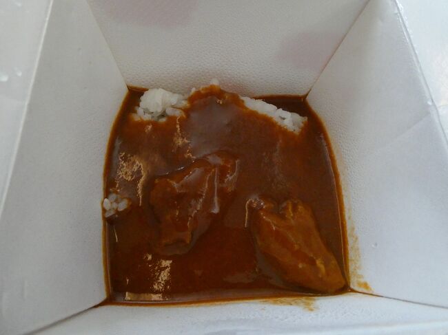 メインはカレーライス。成田空港のラウンジでカレーを食べましたが、機内でも美味しく頂きました。