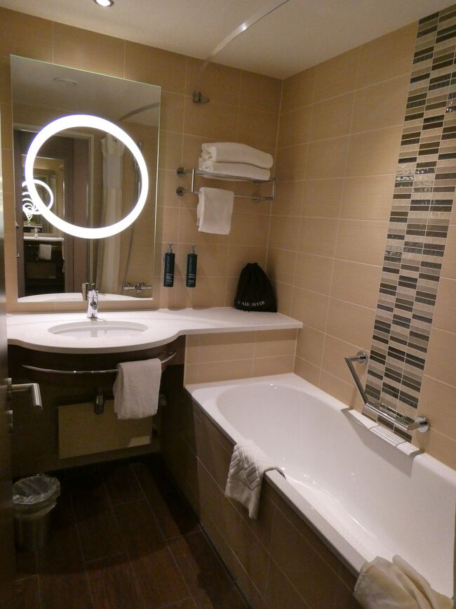 バスルームは浴槽付き。Garden Innですが、Hilton Quolityが保たれています。<br />広さと設備は、出発前に利用したホテル日航成田と同様ですが、価格は約2倍。ヨーロッパでの物価の高さ（円安効果）を認識させられます。