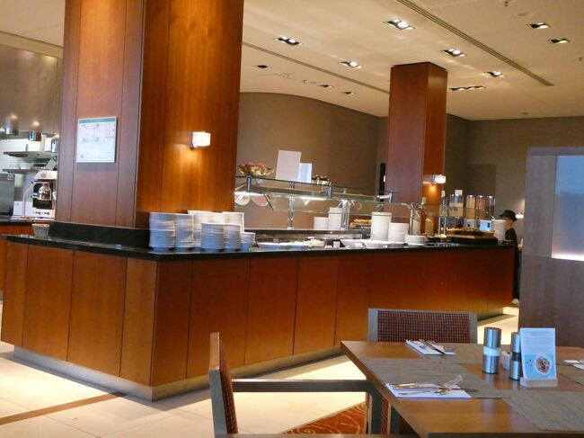 7月14日（日）<br />Garden Innの朝食ビュッフェ会場。果物や野菜が豊富で立派。Hilton Qualityに満足です。<br />