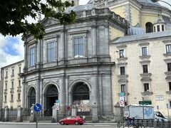 まっすぐ歩いていくと教会がありました　サンフランシスコ　エルグランデ教会
今日は木曜日です　木曜日は無料だそうです　ラッキー！