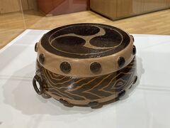 興善寺も行ったのですが、肝心の五重塔などが工事中で見られず・・
なら工藝館に立ち寄りました。こちらの食籠（茶道でお菓子を入れるもの）に一目ぼれ！　アンティークをリメイクしたそうなのですが、すごく好み。ですが、お高かったので、お写真だけ撮らせていただきました。
