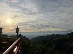 翌朝、朝5時から護摩焚に参加。宿泊している人以外にも他県からわざわざ参加している方もいて、信心深さが印象的でした。
6時からの本堂のご祈祷の頃には日が昇り、幻想的な風景が広がっておりました。ご祈祷にも早朝から参加している方がおりました。