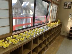 本日の宿は玉蔵院。久々の宿坊。
到着すると、お抹茶とお菓子を頂けて、住職さんからお寺の由来を聞けます。入り口にもたくさんのトラ。

夕食までの間に、写経をしました。初の写経、超久々の毛筆。
まず、墨をするのに5分以上かかりました。その後、小一時間かけてじっくり写経しました。とても良い経験でした。
