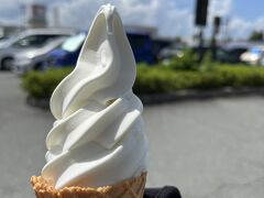 帰り道、道の駅藤樹の里のローソンでソフトクリーム。
これ美味しいのです。
滋賀県朽木の宝牧場さんのソフトクリームです。

