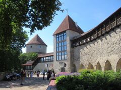 「デンマーク王の庭」
未だ下町まで下り切らない途中辺りに在ります。
奥の塔は「キーク・イン・デ・キョク」
高さ38ｍの砲塔で、現在は博物館。
通称「台所を覗く塔」ともいわれ、警備兵が「この塔から下町の家々の台所を覗き見ることができる」と言ったのが由来とか・・

右側の四角い塔は「乙女の塔」
中世に売春婦の牢として使われたので皮肉を込めてそう呼ばれています。