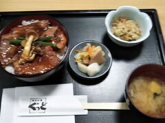 12：00
山形入り。まずはお昼を。
米沢牛亭「ぐっど」へ。
（写真ぶれぶれ）

ステーキ重を食べました。
値段は2千円ちょい。
いやー、美味しかったです。
でも量はちょっと少ないかな。
