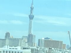 　これが右手に見えたら、東京都です。東京スカイツリー。東京都にあるので、「東京」スカイツリーで結構です。ネズミの国は千葉にあるのに「東京」とつけていて、千葉県民としては、なんだかなあ・・・