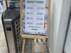 地下にCOOPというスーパーが入ってて
昨日はここも閉まってたなと思ったら
18時までと書いてあった
やっぱりちょっと早く閉まっちゃう日やったみたい

6月21日(金) 6-18
6月22日(土) 9-23.5
6月23日(日) 6-23.5