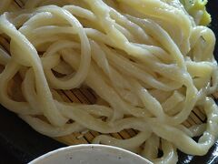 手打ちうどん独特のまばら感のある太さ。食感はつるっとしているのにすごいコシ。まさに武蔵野系うどん。美味しかったです。