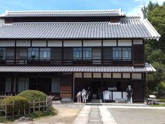 旧渋沢邸「中の家」の主屋。佇まいが素晴らしい。靴を脱いで、中を見学させてもらえました。二階までゆっくり見学できました。ちなみに、アンドロイドの渋沢栄一が語るシアターがありました。こっちを見てる、しゃべってる、という感じがして、アンドロイドをまじまじと見ちゃいました。