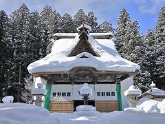 11:00　笹野観音堂
笹野民芸館の前の道をまっすぐ歩くこと8分ぐらいでしょうか、近くの所にありました。（雪がなければ3分ぐらいかも）
灯籠の上に雪がどっさり。いやー、雪深い。
