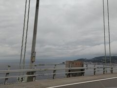あっという間に淡路島が見えてきた

淡路SAで休憩しようと計画していたものの、、、
あれれっ？？SA入口を通り過ぎてしまい戻れない(>_<)

高速道は淡路島のど真ん中（山の中）を通っているので途中にランチ休憩できそうな所がない(-_-)