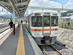 「岡谷駅」に到着☆
ここからは天竜峡 行に乗り換え。

岡谷駅から辰野駅まではJR東日本、中央線のワンマン運転、辰野駅からはJR東海、飯田線になり、ICが使えない区間なので、車掌が常務して車内清算や無人駅での検札をホーム上で行います。
