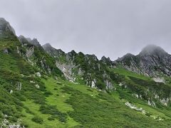 ギザギサしてる山ですな。
まるでセロファンテープのカッターのような☆笑

「宝剣岳(ほうけんだけ)」っていうだけあるな。