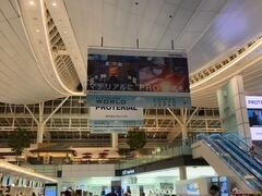 だいぶ夜も遅い時間ですが羽田空港は相応の人出。日本人より外国人の姿のほうが多いのは円安の影響でしょうね。
