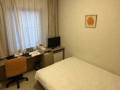 15時半に飛び、18時に那覇へ。タクシーで移動して、とまりん横のスマイルホテル那覇へ。
