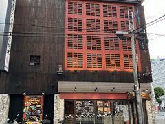 夕飯はここ、飲み屋。今回は飲める友人がいるのでチョイス。友人がいないときは食事に金をかけることはあまりないかも。