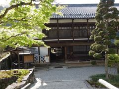 　こちらは脇本陣奥谷。代々脇本陣・問屋を勤めた家で、現在の建物は明治10年にそれまで禁制であった桧をふんだんに使い、 当時の粋を集めて建てたものです。