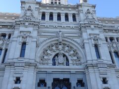 シベレス宮殿（Palacio de Cibeles）。

いたる所に素晴らしい建造物が建っていて、歩いているだけで楽しい。