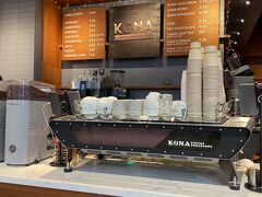 『Kona Coffee Purveyors』
到着日に、最初に行ったのは
行きたかったインターナショナルマーケットプレイスの入口にある"コナコーヒーパーベイヤーズ"

早朝到着し、ホテル近くで早くからやっているので～
でも人気で大行列
その後も午前中はいつも行列でした