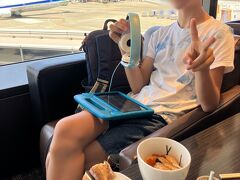 昨日私もシステム障害で仕事にならなかったけど、影響を受けたユナイテッド航空はやばい長蛇の列。しかも進んでなくて、床に寝てる人多い。どんだけ遅延してるんだろ。幸いタイ航空はガラガラだった。父子はANAビジネスラウンジ、私は息子とスイートラウンジへ。さすが男子な炭水化物だらけの食事。