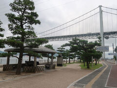 自宅から約350km、4時間半弱で壇之浦のみもすそ川公園に到着しました。
みもすそ川公園は古戦場跡を一望することができ、海峡を行き交う船や関門橋を間近に楽しめる場所です。