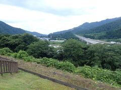 地元仙台泉ICから東北自動車道・磐越自動車道経由で新潟市へ向かいます。
Googleマップによると距離は２７５ｋｍ３時間２１分の行程になります。

途中国見SAそしてここ阿賀野川SAでトイレ休憩しました。
山間を流れる大河・・阿賀野川の流れって好きなんです。
この日はちょっと増水して茶色い流れでした。