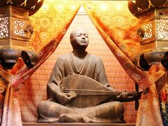 小泉八雲の怪談で紅石山の麓にあった阿弥陀寺（赤間神宮の前身）が舞台となった、架空の若き琵琶法師芳一が主人公の゛耳なし芳一゛も有名です。赤間神宮には芳一を祀る芳一堂があり木像が安置されていました。
