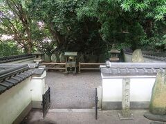 七盛塚と言われる平家一門の供養塔もあります。