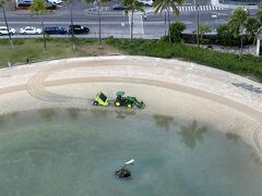 ハワイ2日目。
ラグーンの砂浜をトラクターで掃除したり、水中にも網を持った人がゴミをすくって綺麗にしていました。