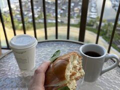 朝食はABCストアで買ったチキンサンド。
普段から朝はあまり食べない家族なので、大体毎日ABCストアで買ったものを、ラナイで食べていました。