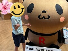 夕飯はインターナショナルマーケットプレイスの「リリハベーカリー」へ。唯一ツアーに付いてきたディナーでした。
時間潰しに、楽天カードを持っている人が入れる、楽天ラウンジでドリンクをもらって、しばし休憩。日焼けしたお買い物パンダがいました！