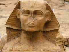 東武 World Square‐9　《エジプト》　　42/　　14

スフィンクス（Sphinx）は、エジプト神話やギリシア神話などに登場する、ライオンの身体と人間の顔を持った神聖な存在あるいは怪物。
