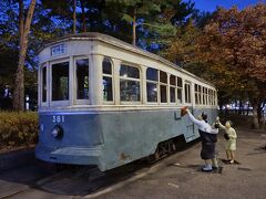 ソウル歴史博物館の前に保存され、街灯に照らされてたたずむソウル市電381号。前回の訪問から8年経過し、雨ざらしのため車体の錆や塗装の退色が気になるが、1960年代のソウルの情景か、“おーい、弁当忘れたよ”と子供をおぶった母親が外から呼びかけ、車内で学生服の息子が頭をかく人形とともに健在。前回の昼間に訪問した時は、博物館の係員が常駐して車内が公開されていた。