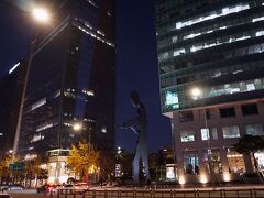 ソウル歴史博物館の前の大通りの新門内路に立ち、右手に持つハンマーを打ち続けている身長22mの大男。いわれはわからないが、同じハンマリングマンをドイツのフランクフルトでも見かけた。
