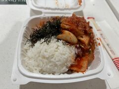 そういえばポケボウルを食べていない！ということで、一階フードコートのすぐ横の、Poke & Boxへ。

自分で具やトッピングを選べる、TOGO専用のお店で、私は一番小さいスモールサイズにして、具はアヒ&サーモン、タレはスパイシー醤油、トッピングにアボカドとキムチなどを乗せてみました。上に乗せたキムチで他の具が見えない状態w

お腹が空いてたので、出来たものをフードコートですぐ食べました。

スモールで約17ドルくらい。辛すぎず量もギリギリ女性でも食べ切れるくらいで、美味しかったです。

帰りはちょうど来たHiBusでホテルへ。
山側乗り場が分からなくて、かなりウロウロ探しました(>_<)