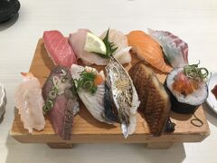 とれとれ寿司で昼食です。今日はおまかせ盛りを注文。犬は車でお留守番なので交替でいただきます。