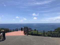 代わる代わるでゆっくりとした昼食の後、三段壁へやってきました。前回は展望台から景色見るだけでしたが、今日は犬も抱っこ紐で洞窟に連れて行きます。
