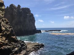 遠くに来ている台風の影響で波が荒い。