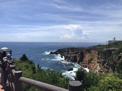 暑いですが、天気が良いので景色は爽快です。良い頃合いになってきたので、ダイエーでお酒買ってホテルに向かいます。