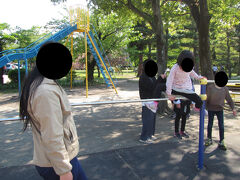 草津から車を飛ばして上田城跡公園に着きました
ノンストップだと１時間２０分ぐらいかかります

上田城に行きたいのだけれど公園からなかなか動いてくれない子供達