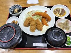 滞在中に一度は行く、伊良部島のおーばんまい食堂です。

私はカツオが苦手なので、エビフライ＆カキフライの定食にしました。
揚げたてておいしい！
