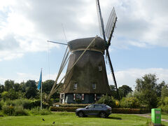 デ・リケール風車(Rieker Molen)に到着しました。1636年に建造された風車で、補修を加えながら今日まで保存されています。
20世紀初めころまでトウモロコシ製粉などで実際に使われていましたが、現在は保存されているだけです。